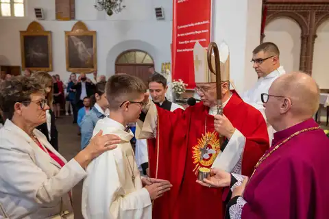 2024.05.24 – Bierzmowanie młodzieży z Dekanatu Żary – zdjęcie 75