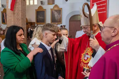 2024.05.24 – Bierzmowanie młodzieży z Dekanatu Żary – zdjęcie 137