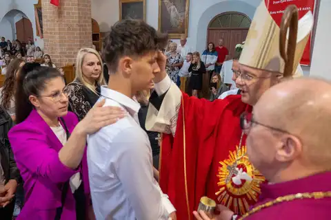 2024.05.24 – Bierzmowanie młodzieży z Dekanatu Żary – zdjęcie 178