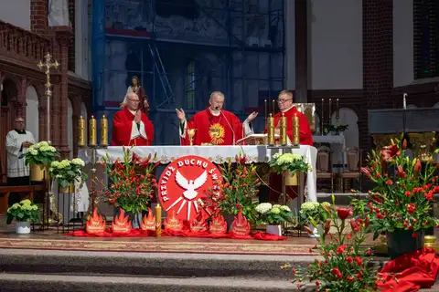 2024.05.24 – Bierzmowanie młodzieży z Dekanatu Żary – zdjęcie 238