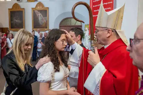 2024.05.24 – Bierzmowanie młodzieży z Dekanatu Żary – zdjęcie 112