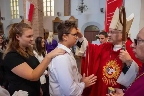 2024.05.24 – Bierzmowanie młodzieży z Dekanatu Żary – zdjęcie 161