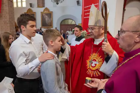 2024.05.24 – Bierzmowanie młodzieży z Dekanatu Żary – zdjęcie 87