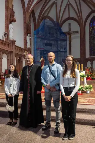 2024.05.24 – Bierzmowanie młodzieży z Dekanatu Żary – zdjęcie 272