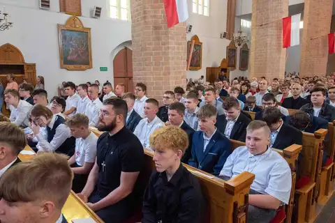 2024.05.24 – Bierzmowanie młodzieży z Dekanatu Żary – zdjęcie 41