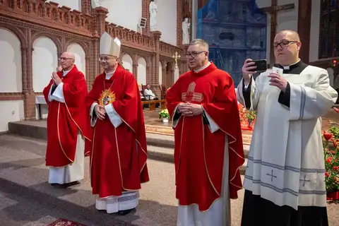 2024.05.24 – Bierzmowanie młodzieży z Dekanatu Żary – zdjęcie 200