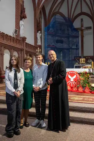 2024.05.24 – Bierzmowanie młodzieży z Dekanatu Żary – zdjęcie 273