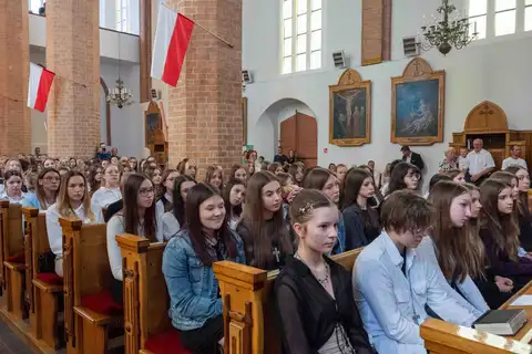 2024.05.24 – Bierzmowanie młodzieży z Dekanatu Żary – zdjęcie 38