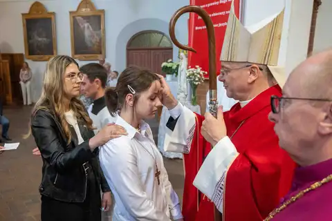 2024.05.24 – Bierzmowanie młodzieży z Dekanatu Żary – zdjęcie 158
