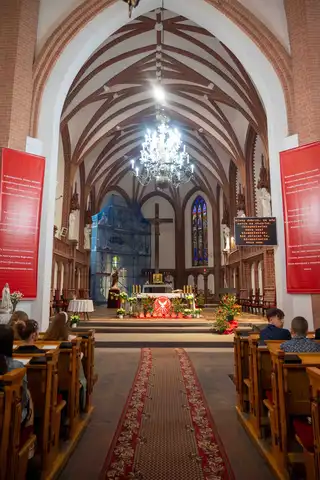 2024.05.24 – Bierzmowanie młodzieży z Dekanatu Żary – zdjęcie 1