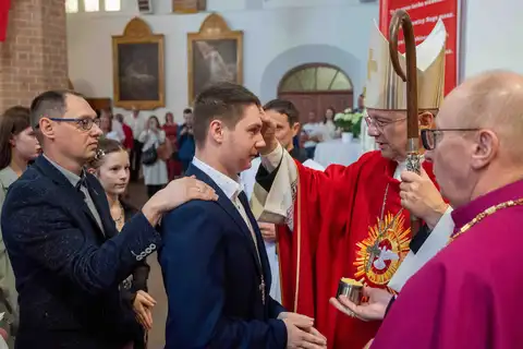 2024.05.24 – Bierzmowanie młodzieży z Dekanatu Żary – zdjęcie 81