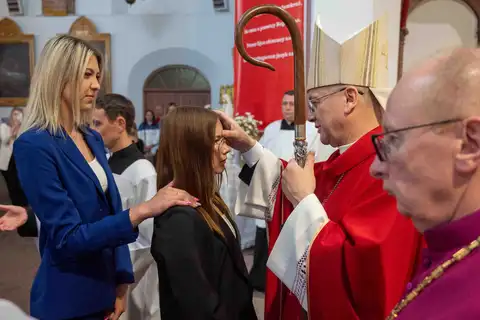 2024.05.24 – Bierzmowanie młodzieży z Dekanatu Żary – zdjęcie 183