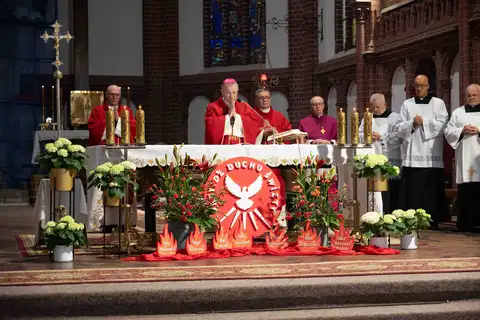 2024.05.24 – Bierzmowanie młodzieży z Dekanatu Żary – zdjęcie 66