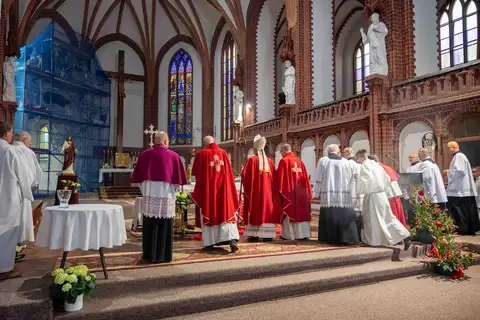 2024.05.24 – Bierzmowanie młodzieży z Dekanatu Żary – zdjęcie 2