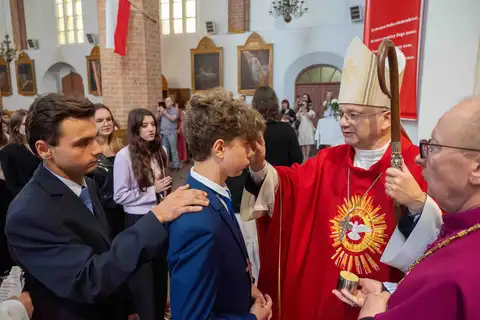 2024.05.24 – Bierzmowanie młodzieży z Dekanatu Żary – zdjęcie 105