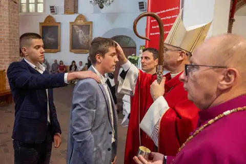 2024.05.24 – Bierzmowanie młodzieży z Dekanatu Żary – zdjęcie 194