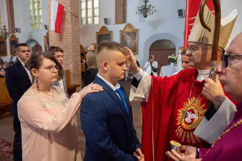 2024.05.24 – Bierzmowanie młodzieży z Dekanatu Żary – zdjęcie 193