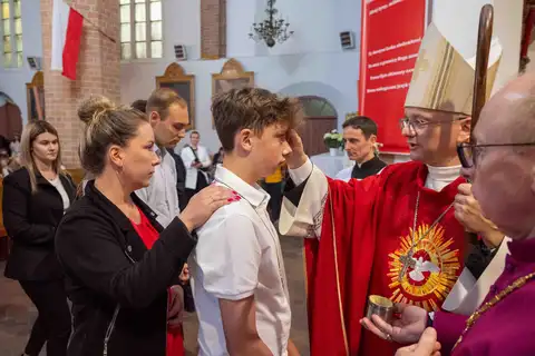 2024.05.24 – Bierzmowanie młodzieży z Dekanatu Żary – zdjęcie 191