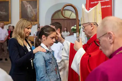 2024.05.24 – Bierzmowanie młodzieży z Dekanatu Żary – zdjęcie 76