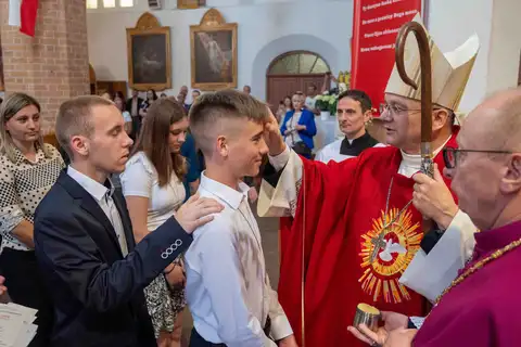 2024.05.24 – Bierzmowanie młodzieży z Dekanatu Żary – zdjęcie 99