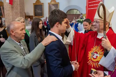 2024.05.24 – Bierzmowanie młodzieży z Dekanatu Żary – zdjęcie 101