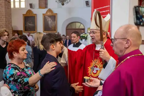 2024.05.24 – Bierzmowanie młodzieży z Dekanatu Żary – zdjęcie 77