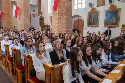 2024.05.24 – Bierzmowanie młodzieży z Dekanatu Żary – zdjęcie 40