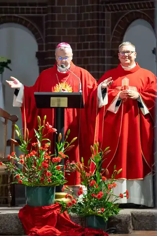 2024.05.24 – Bierzmowanie młodzieży z Dekanatu Żary – zdjęcie 198
