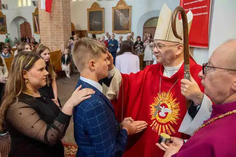 2024.05.24 – Bierzmowanie młodzieży z Dekanatu Żary – zdjęcie 107