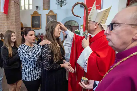2024.05.24 – Bierzmowanie młodzieży z Dekanatu Żary – zdjęcie 154