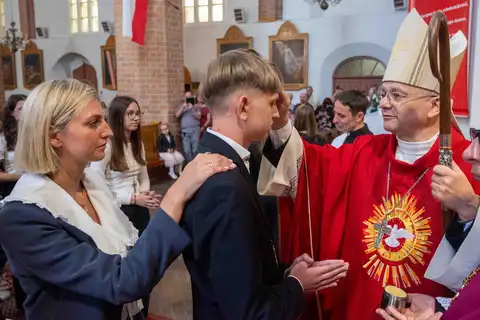 2024.05.24 – Bierzmowanie młodzieży z Dekanatu Żary – zdjęcie 109