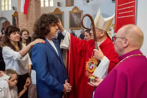 2024.05.24 – Bierzmowanie młodzieży z Dekanatu Żary – zdjęcie 79