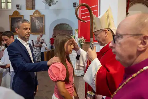 2024.05.24 – Bierzmowanie młodzieży z Dekanatu Żary – zdjęcie 185