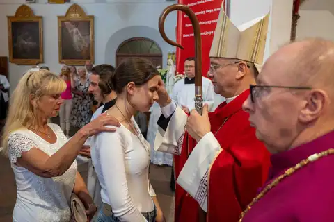 2024.05.24 – Bierzmowanie młodzieży z Dekanatu Żary – zdjęcie 174