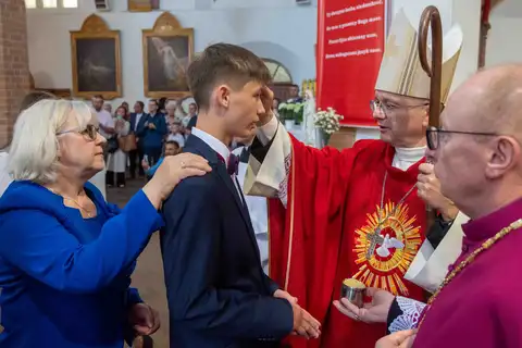 2024.05.24 – Bierzmowanie młodzieży z Dekanatu Żary – zdjęcie 85