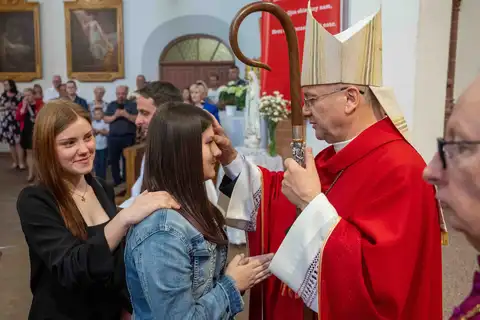 2024.05.24 – Bierzmowanie młodzieży z Dekanatu Żary – zdjęcie 96