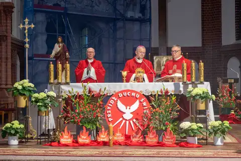 2024.05.24 – Bierzmowanie młodzieży z Dekanatu Żary – zdjęcie 216