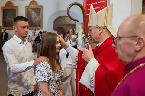 2024.05.24 – Bierzmowanie młodzieży z Dekanatu Żary – zdjęcie 134