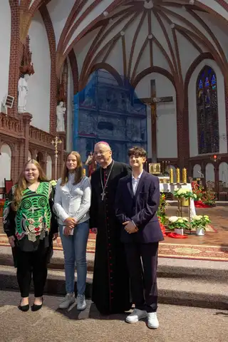 2024.05.24 – Bierzmowanie młodzieży z Dekanatu Żary – zdjęcie 267