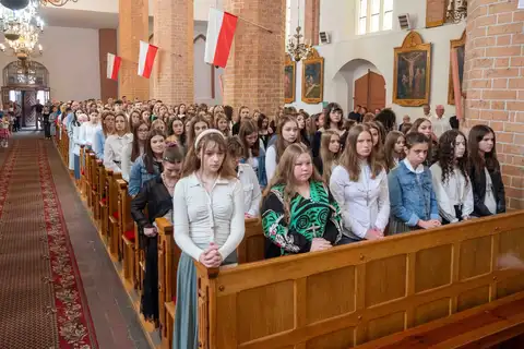 2024.05.24 – Bierzmowanie młodzieży z Dekanatu Żary – zdjęcie 23