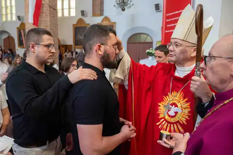2024.05.24 – Bierzmowanie młodzieży z Dekanatu Żary – zdjęcie 121