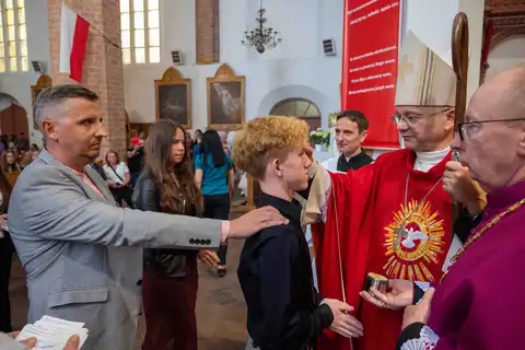2024.05.24 – Bierzmowanie młodzieży z Dekanatu Żary – zdjęcie 119