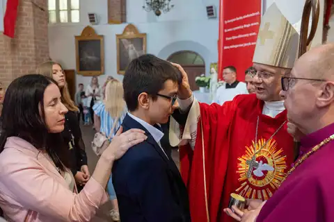 2024.05.24 – Bierzmowanie młodzieży z Dekanatu Żary – zdjęcie 169