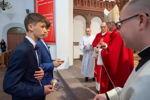 2024.05.24 – Bierzmowanie młodzieży z Dekanatu Żary – zdjęcie 206