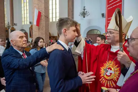 2024.05.24 – Bierzmowanie młodzieży z Dekanatu Żary – zdjęcie 117
