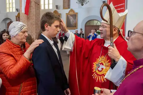 2024.05.24 – Bierzmowanie młodzieży z Dekanatu Żary – zdjęcie 93
