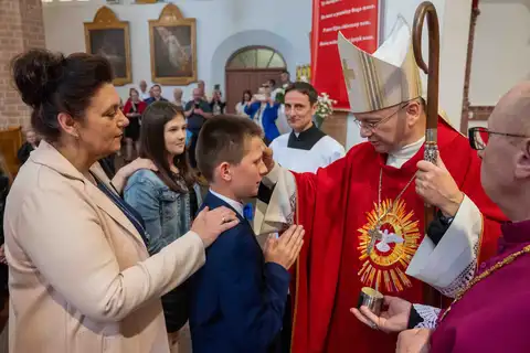 2024.05.24 – Bierzmowanie młodzieży z Dekanatu Żary – zdjęcie 95