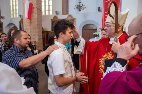 2024.05.24 – Bierzmowanie młodzieży z Dekanatu Żary – zdjęcie 151