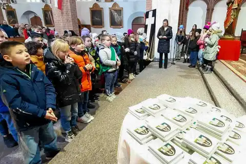 2024.11.24 – Poświęcenie książeczek dla dzieci pierwszokomunijnych – zdjęcie 6