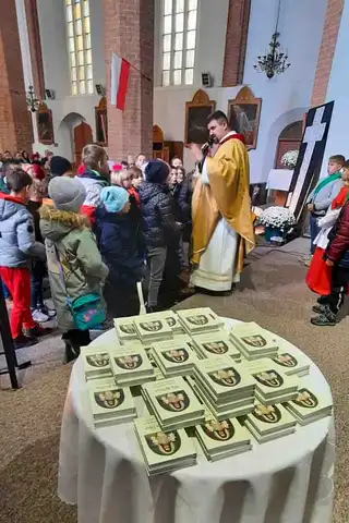 2024.11.24 – Poświęcenie książeczek dla dzieci pierwszokomunijnych – zdjęcie 1